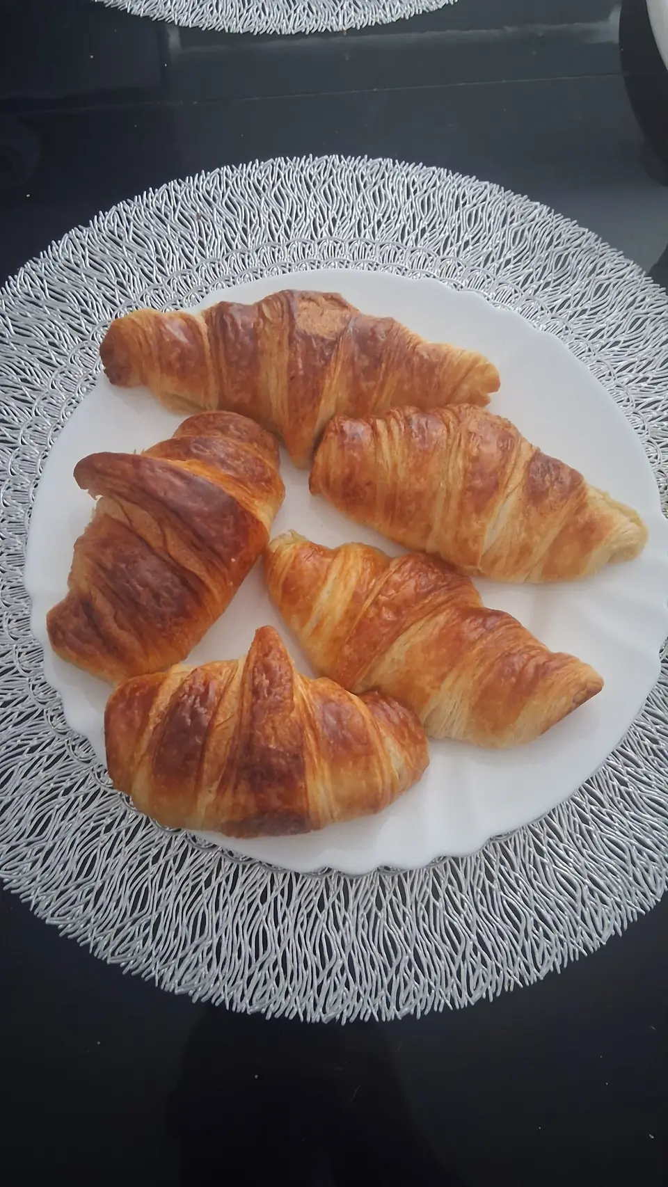 Čerstvé croissanty na tanieri