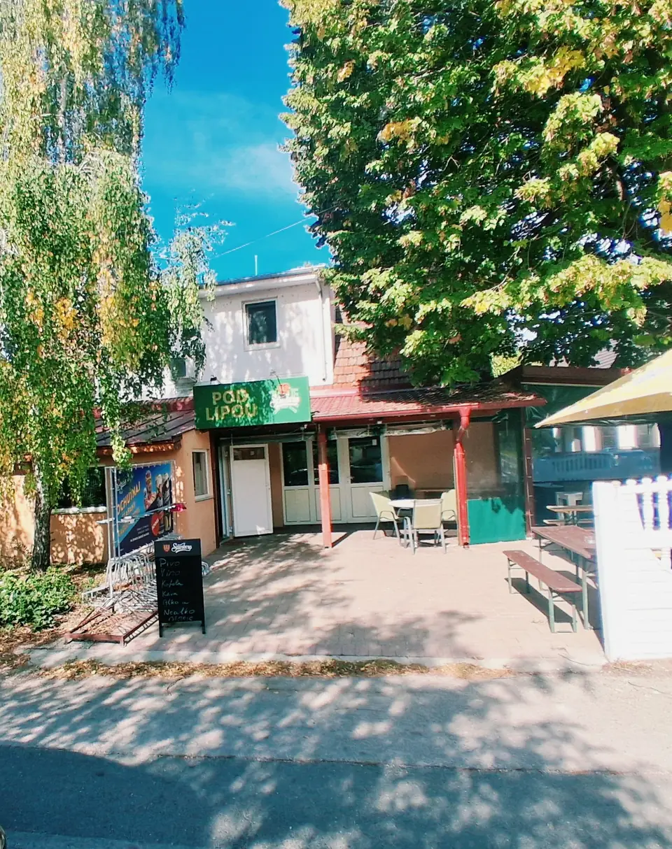 Vchod do Posedenia pod Lipou s terasou – tu cyklotrasa končí
